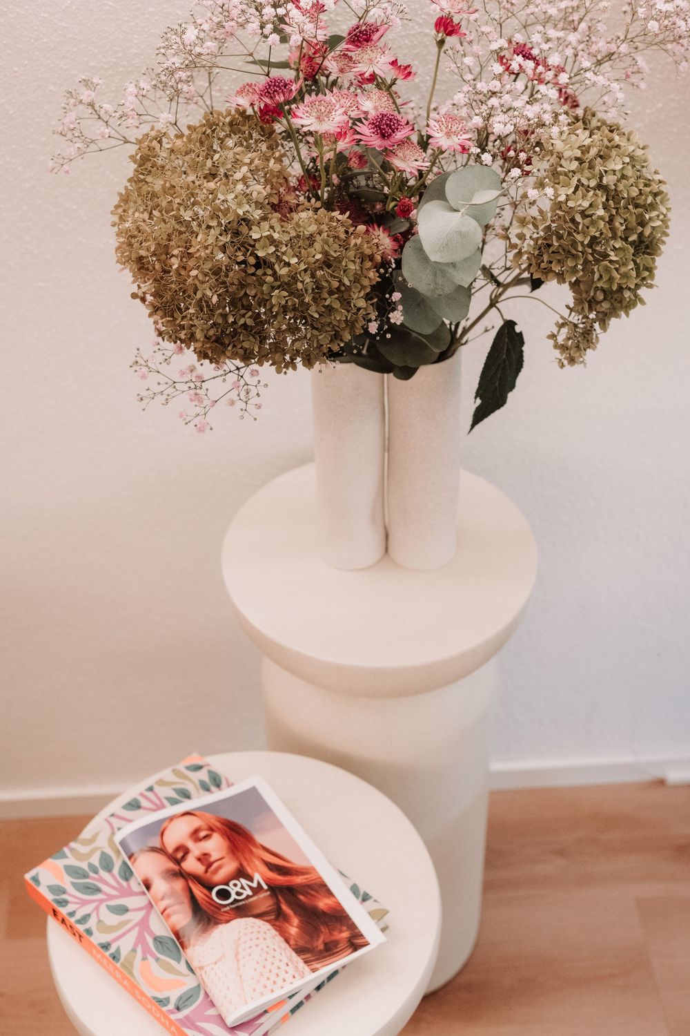 Vase mit Blumen auf Tisch