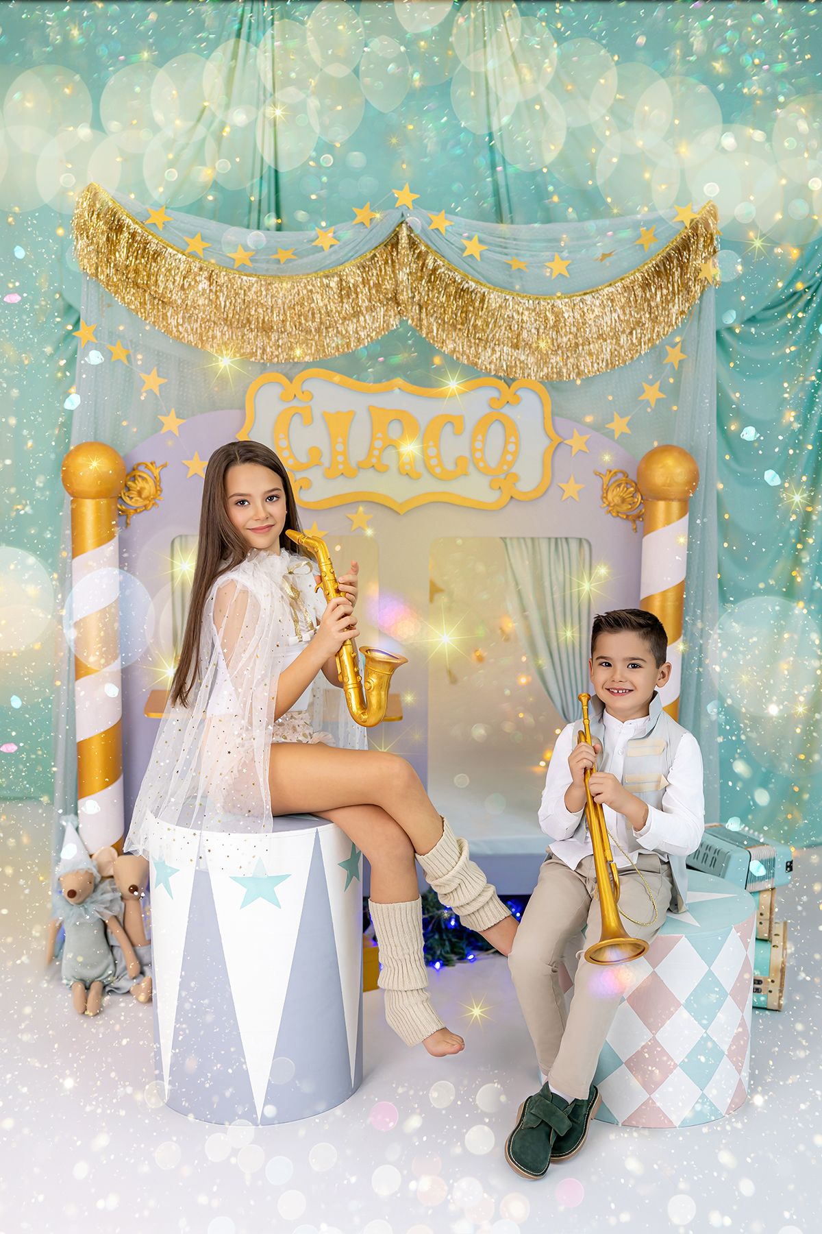 Niños en escenario de circo durante una sesión de Navidad de Rosi López Fotografía en Horcajo de Santiago, Cuenca.