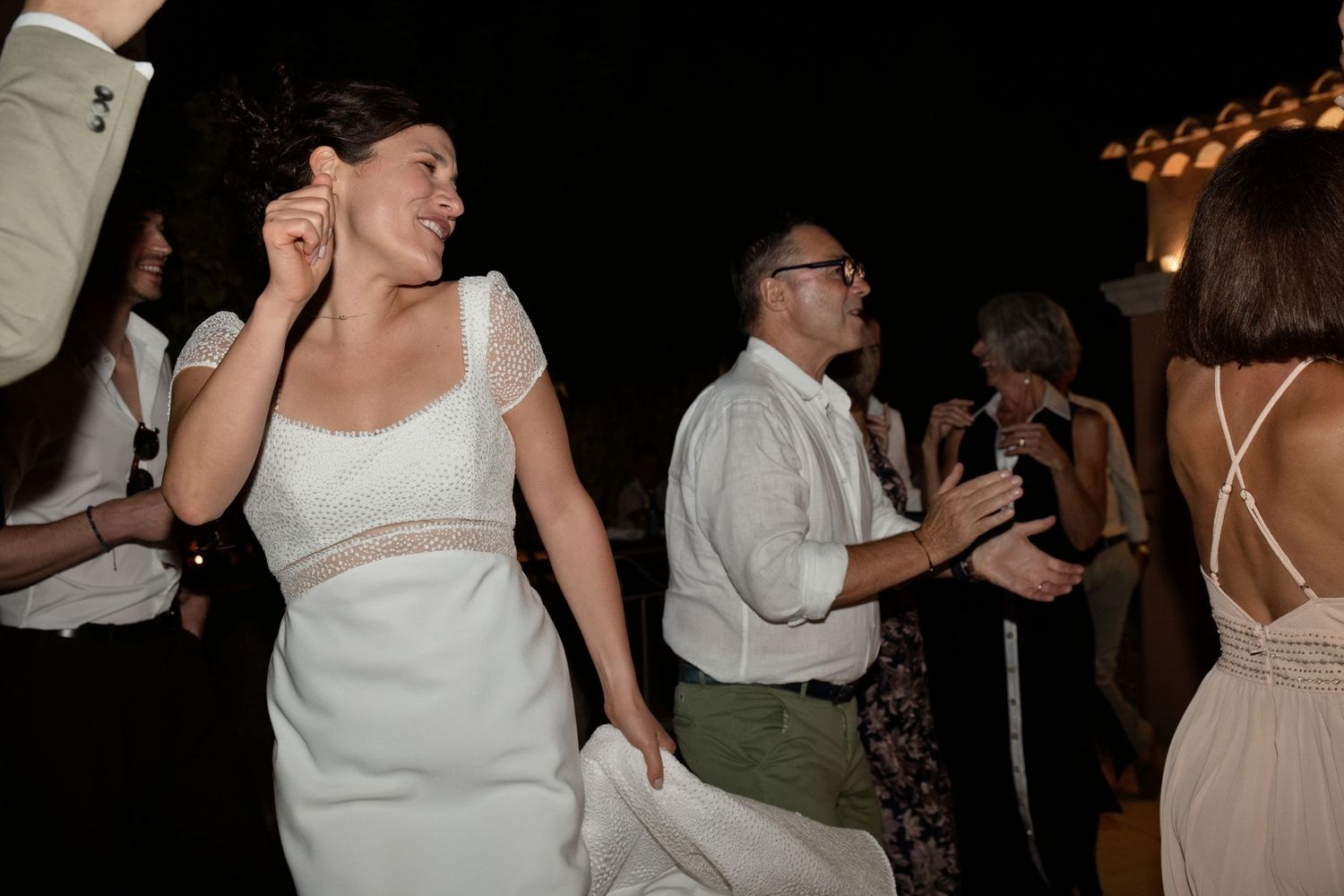 Augustine profite de la piste de danse avec ses invités lors du mariage à Rognac.