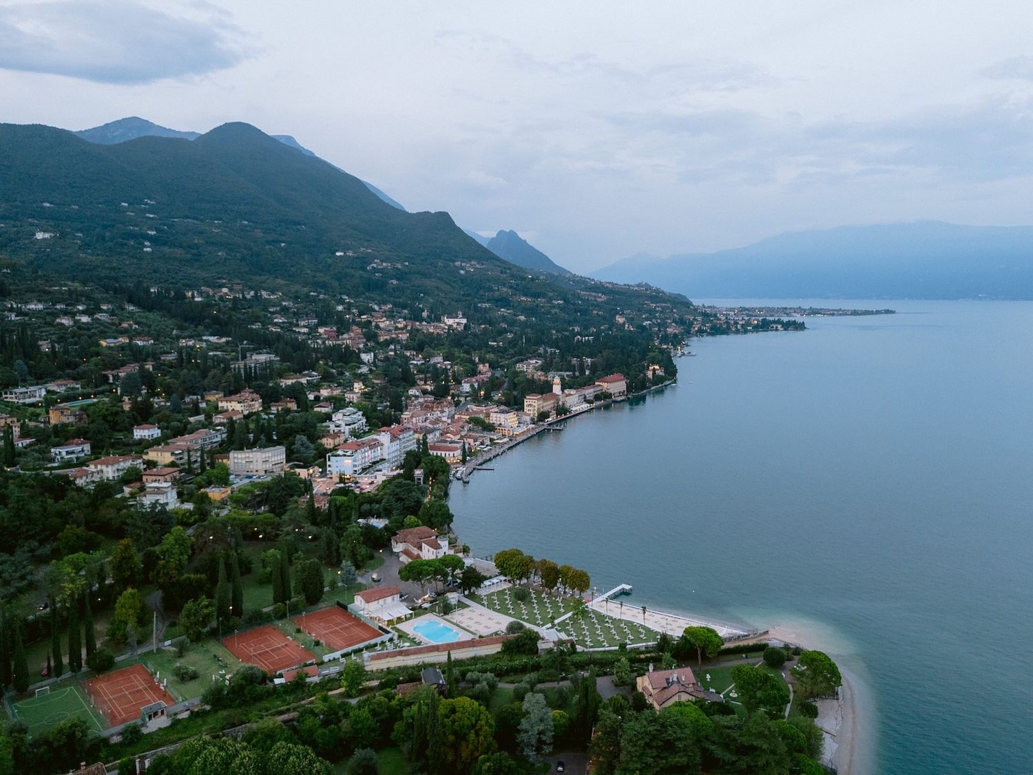 Beach club at Lake Garda for the welcome party of a three-day destination wedding on the shores of the lake. Planned by Solidea Events