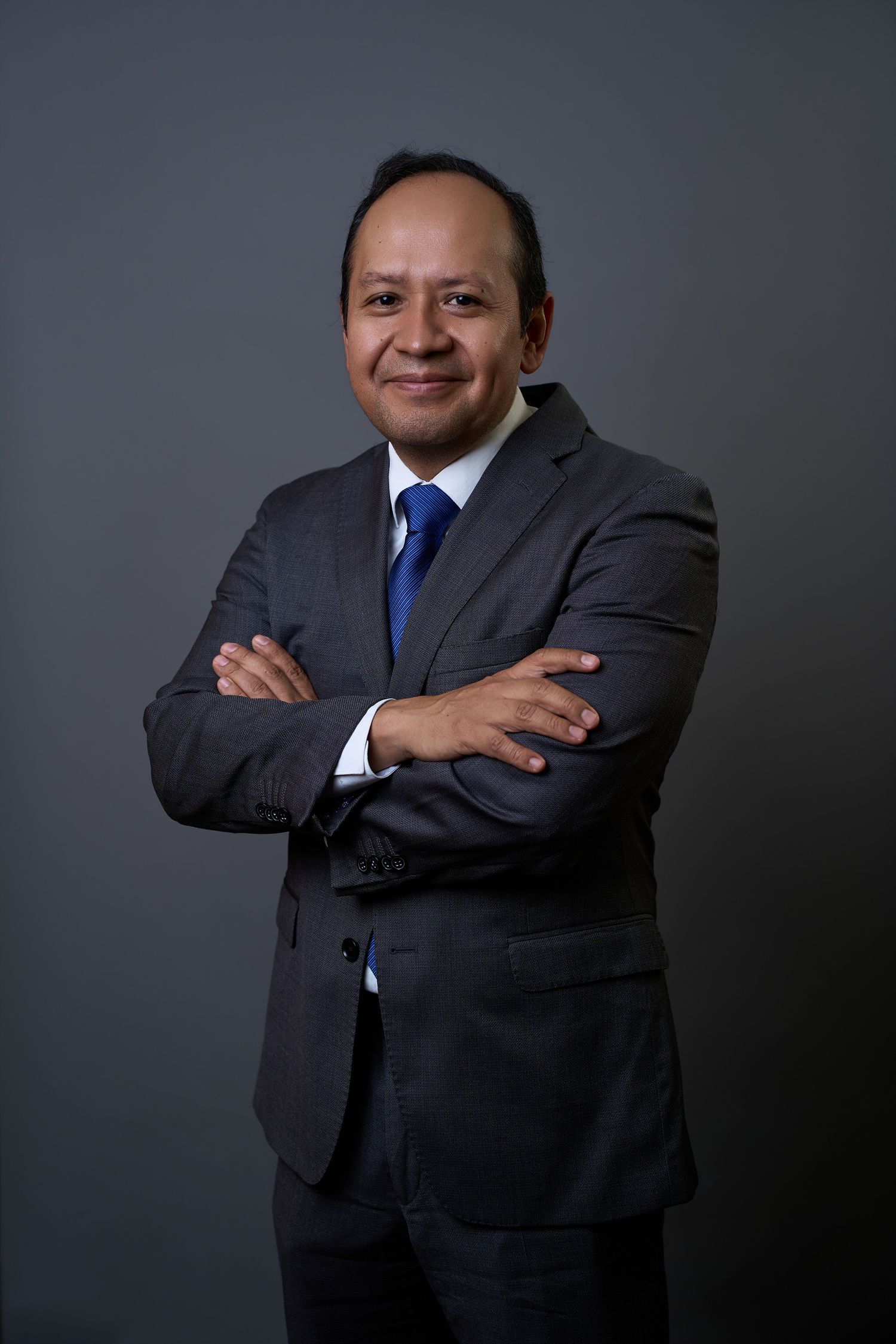Retrato institucional de directivo con fondo neutro e iluminación profesional