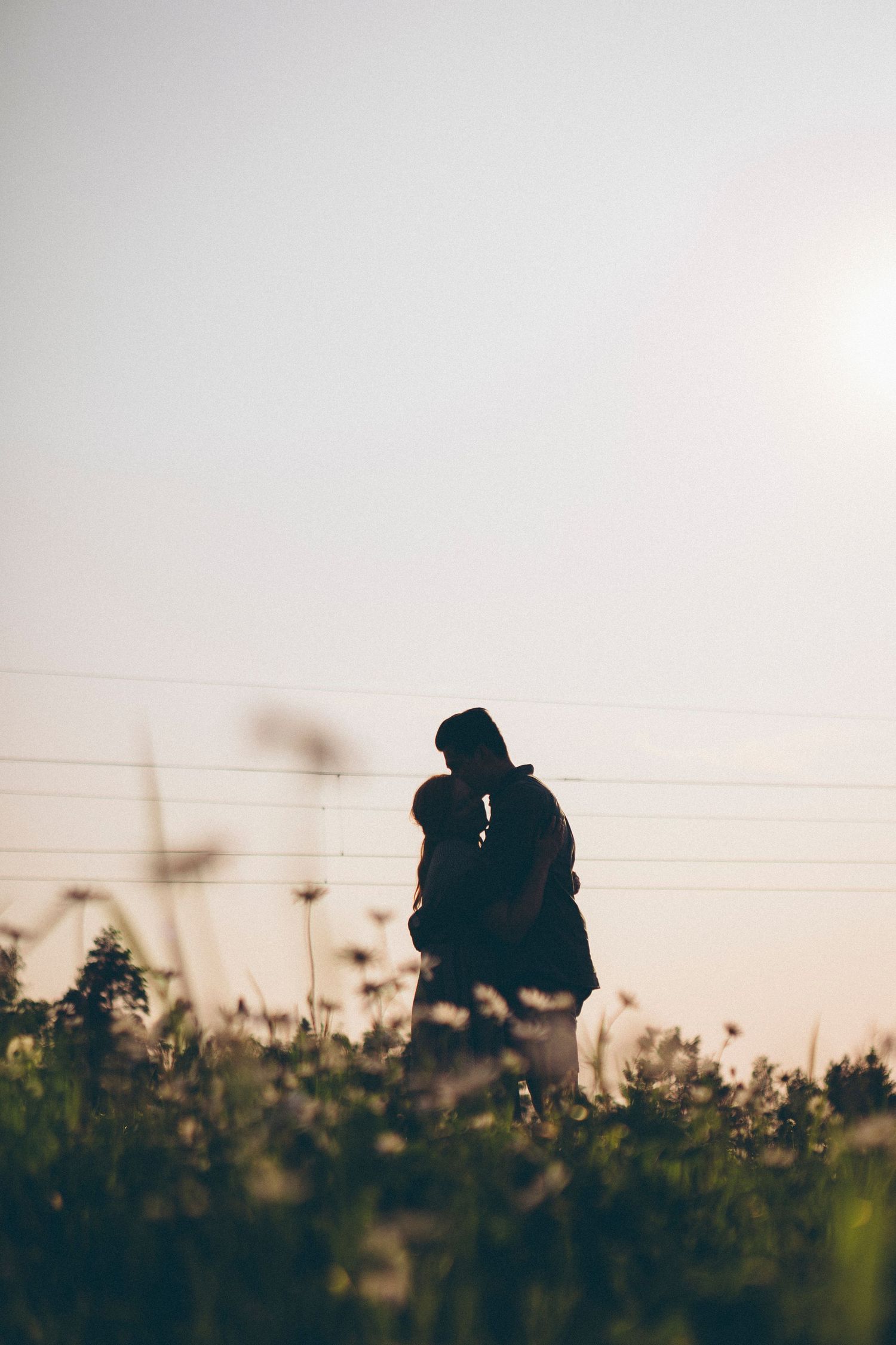 A black and white photo of a couple sitting on a couch · Free Stock Photo, image size:1500x2250