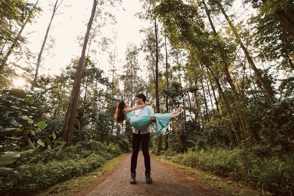 Engagement prewedding shoot of a couple during an outdoor, nature photoshoot in Singapore