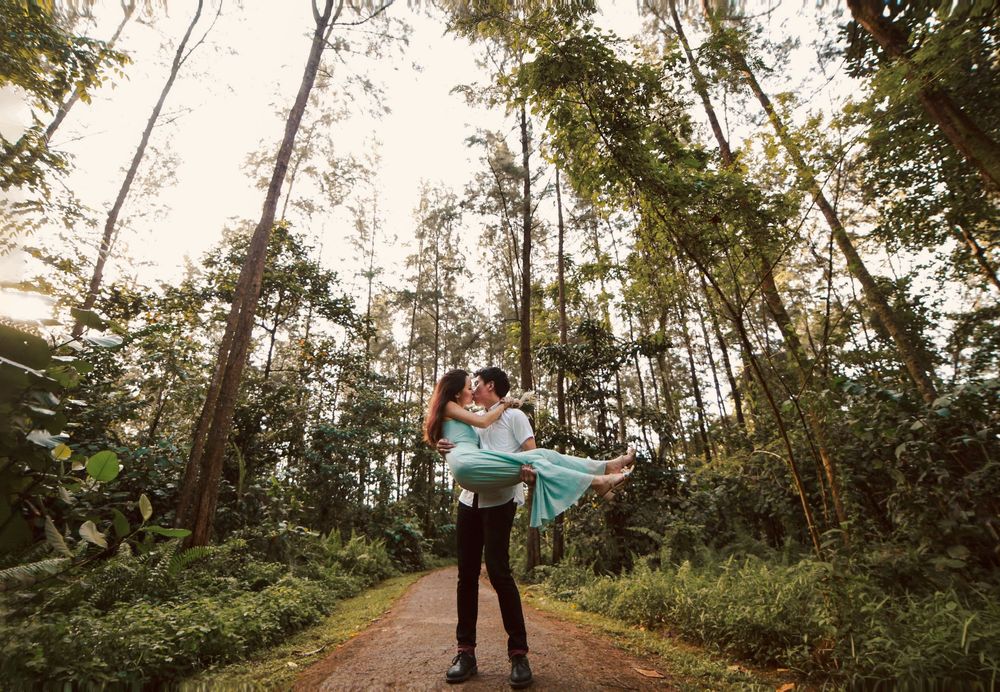 Engagement prewedding shoot of a couple during an outdoor, nature photoshoot in Singapore