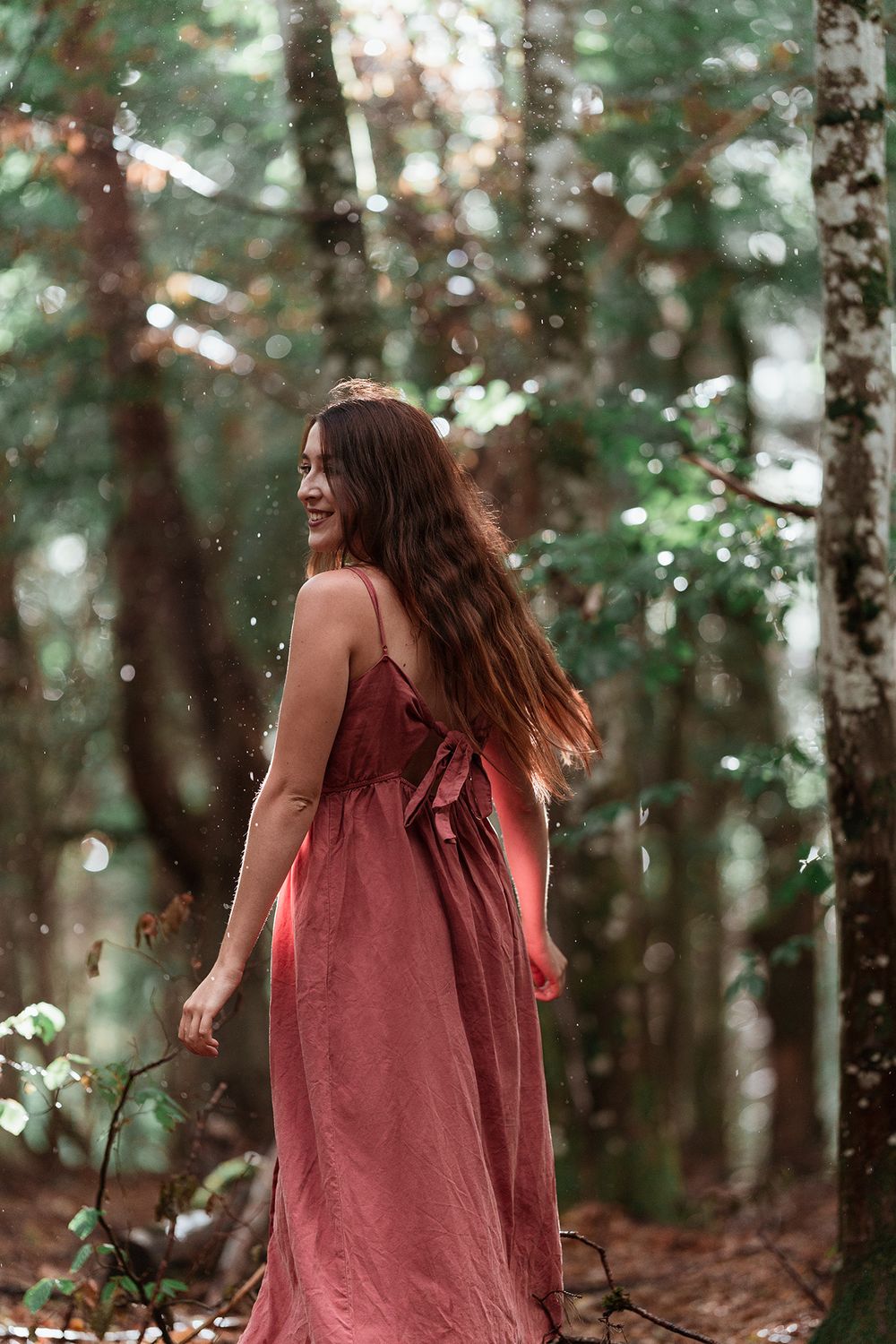 Séance photo portrait dans la forêt en été dans la région de Montréal