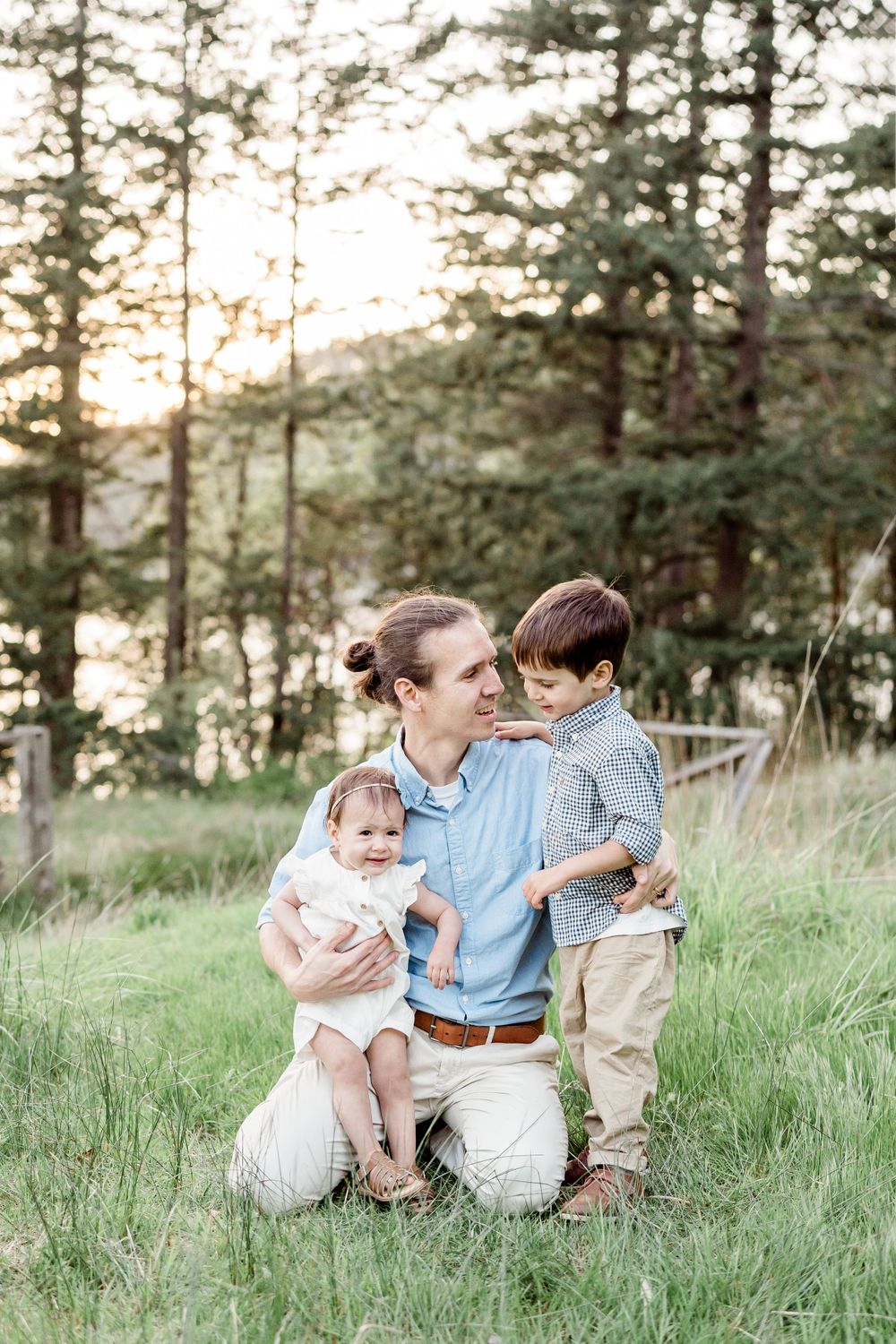 father with his kids green field at sunset springtime family photos c photography