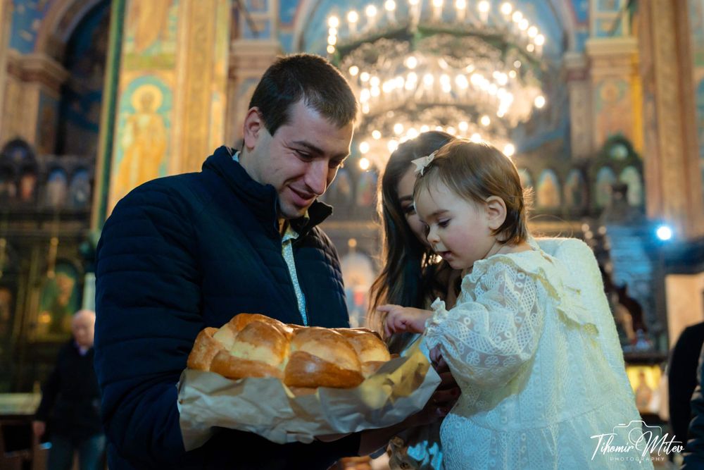 Детенце гледа към своята питка в катедрала