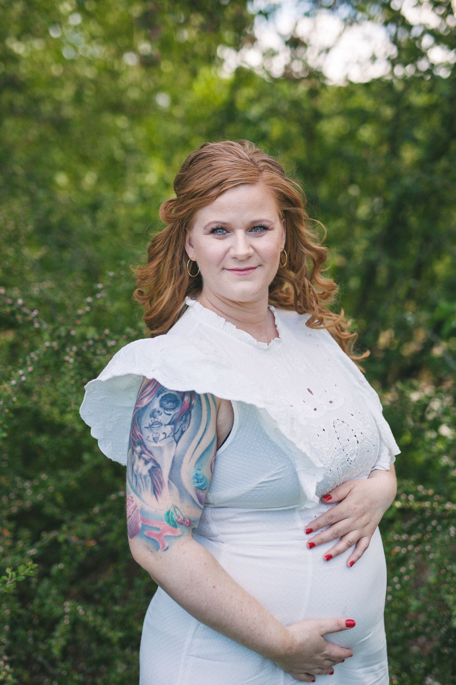 Gravidfotografering i hage med sommerblomster