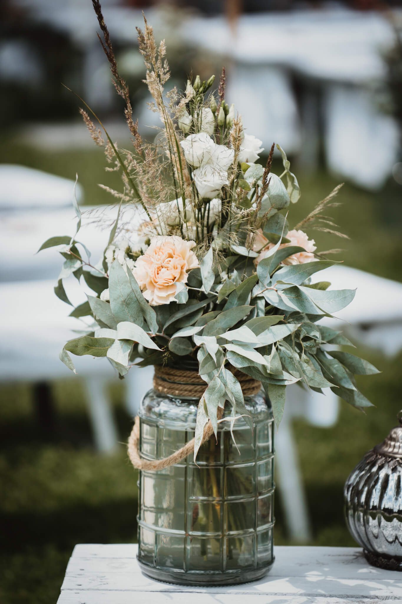 vintage blumenschmuck blumendeko tipps hochzeit eukalyptus greenery schleierkraut blush rose