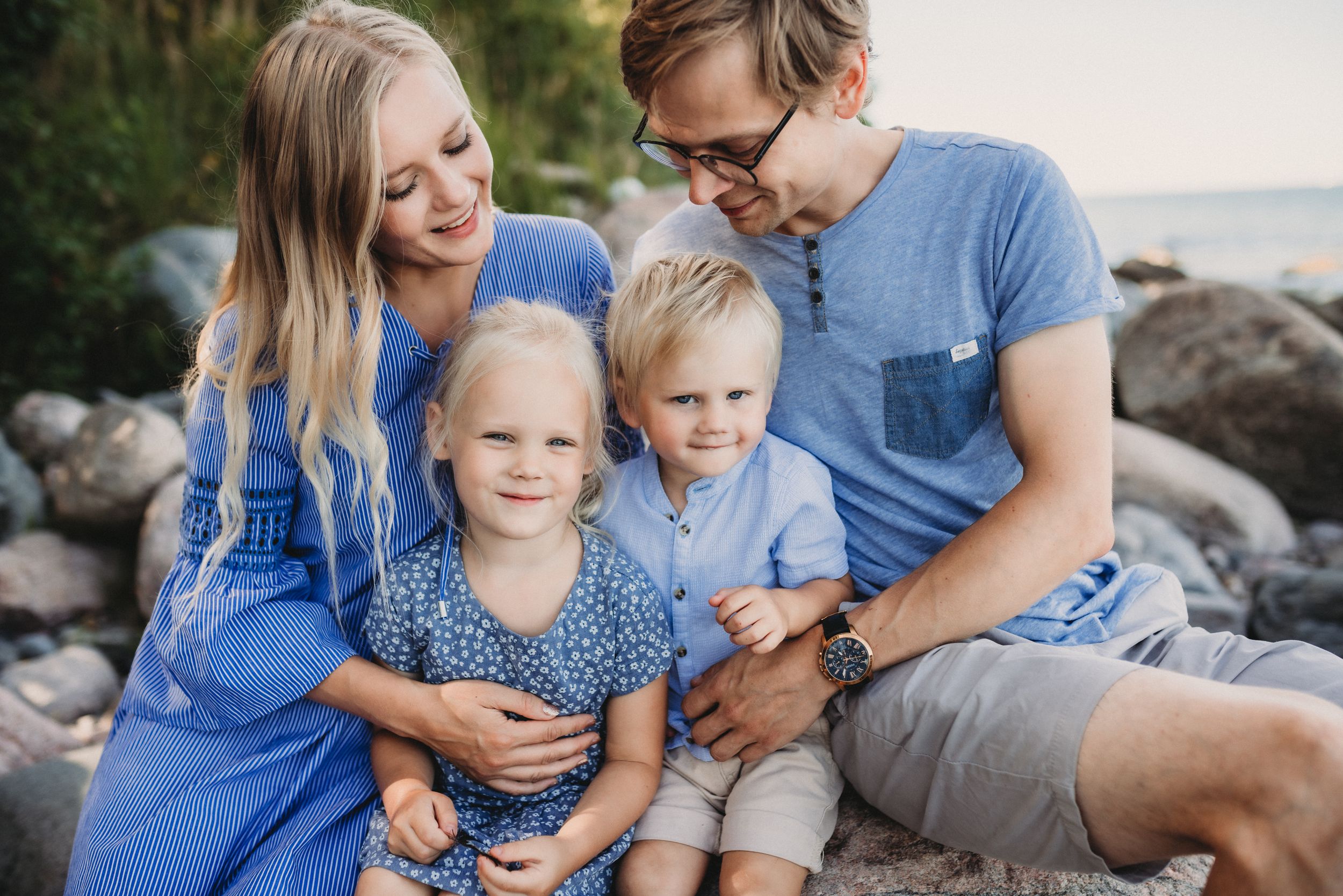 perepildid looduses, perefotograaf, lõbusad lastefotod, pildistamine looduses, fotograaf Mai Harak