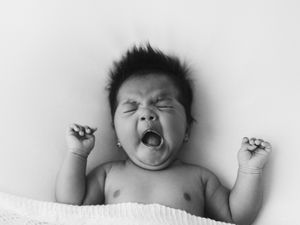 neonato sbadiglio