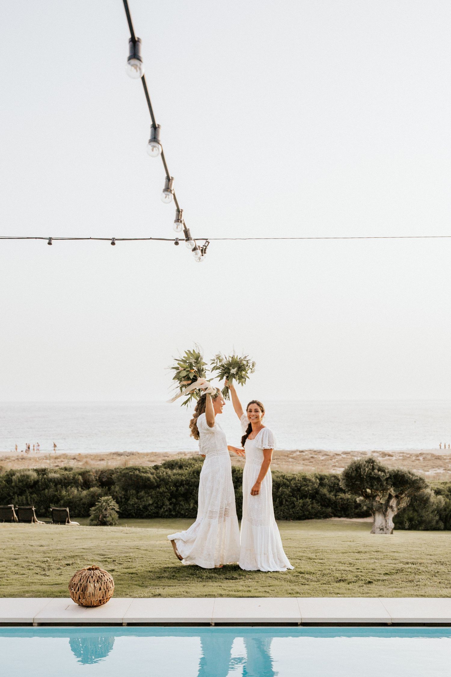 Novias en su boda de verano en Zahara