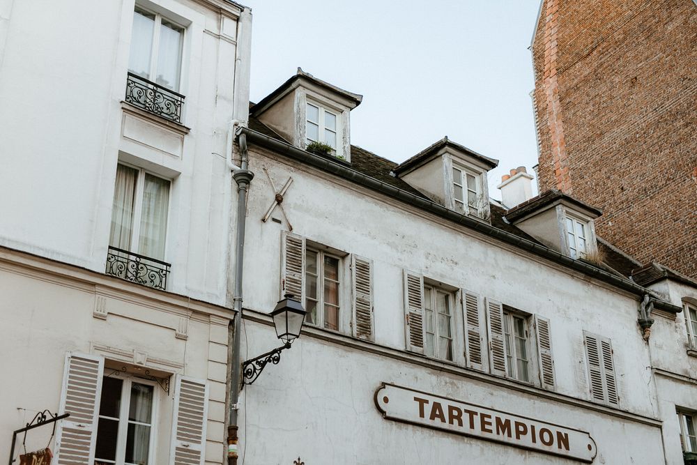 Montmartre engagement photo shoot
