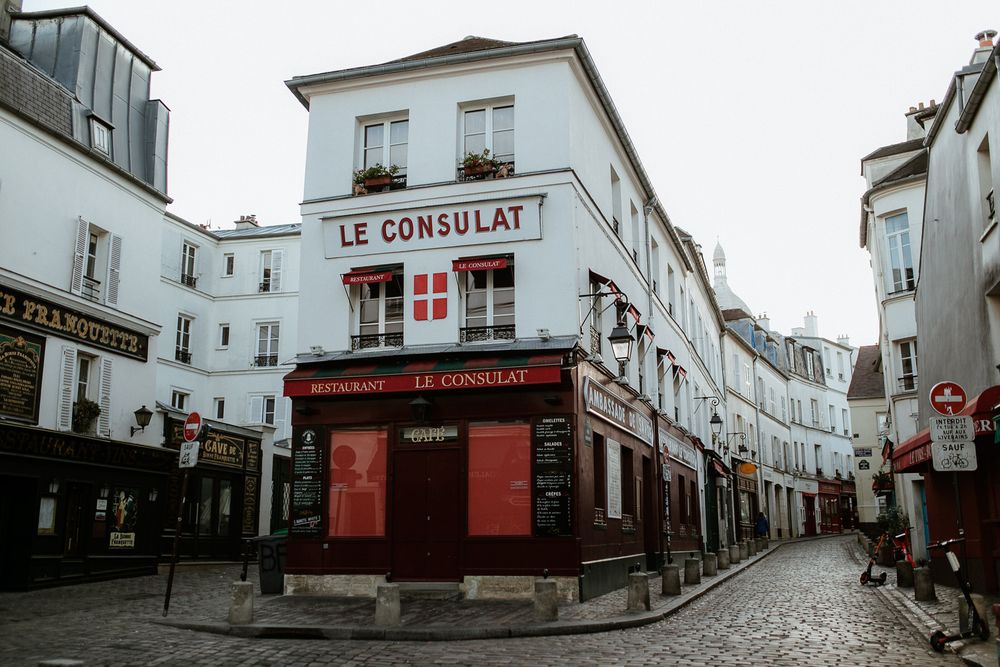 Montmartre engagement photo shoot