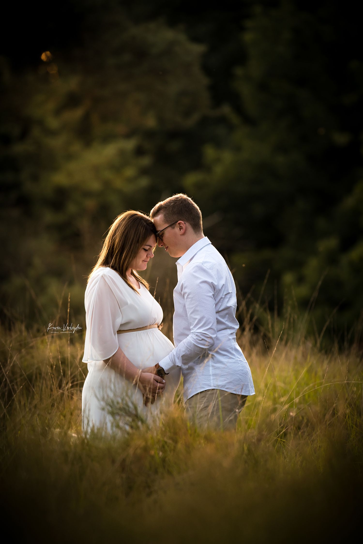 zwangerschapsbuik met partner fotoshoot romantisch natuur KarenVerheydenPhotography Noord-Brabant en Antwerpen