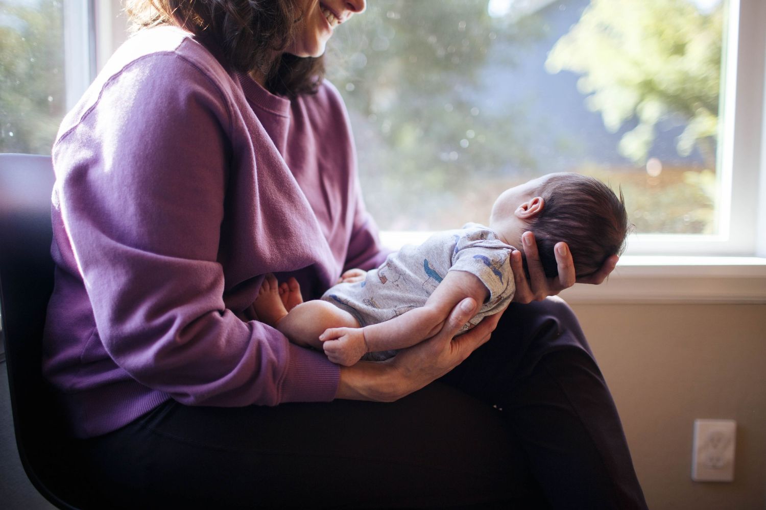 Everett newborn photography: a mother and her newborn baby at their in-home newborn photo session