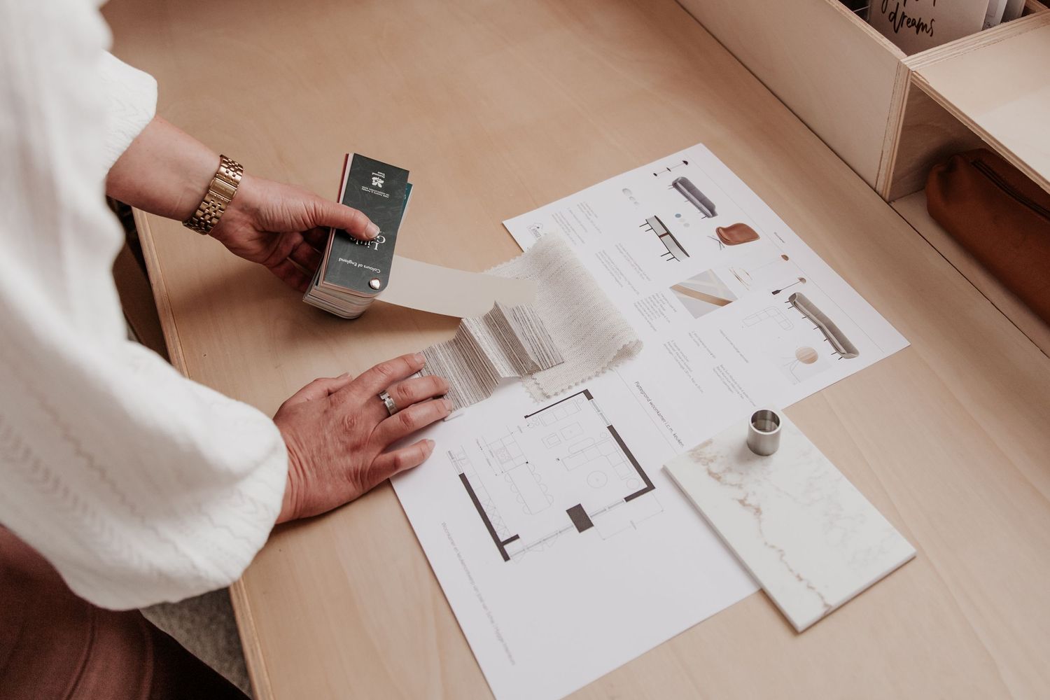 Creatieve ondernemer aan het werk met haar interieur ontwerp