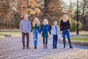 The golden light gives fresh vibes to this family picture