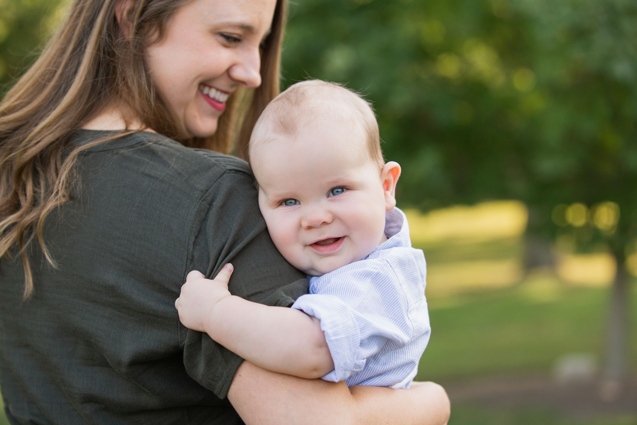 Baby and mom pose St. Louis photography