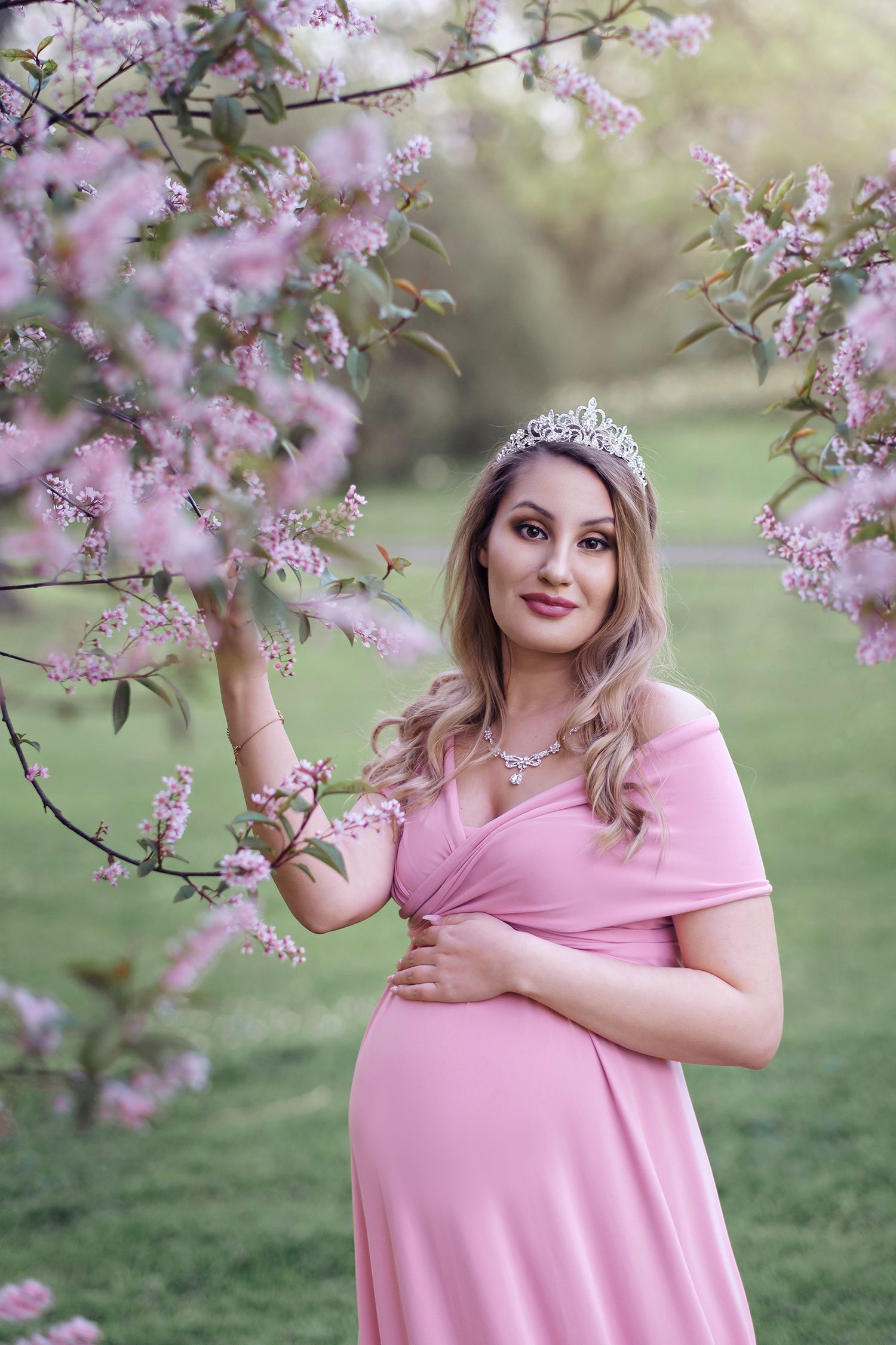 våren gravidfotografering i stockholm gravidbilder och blommor