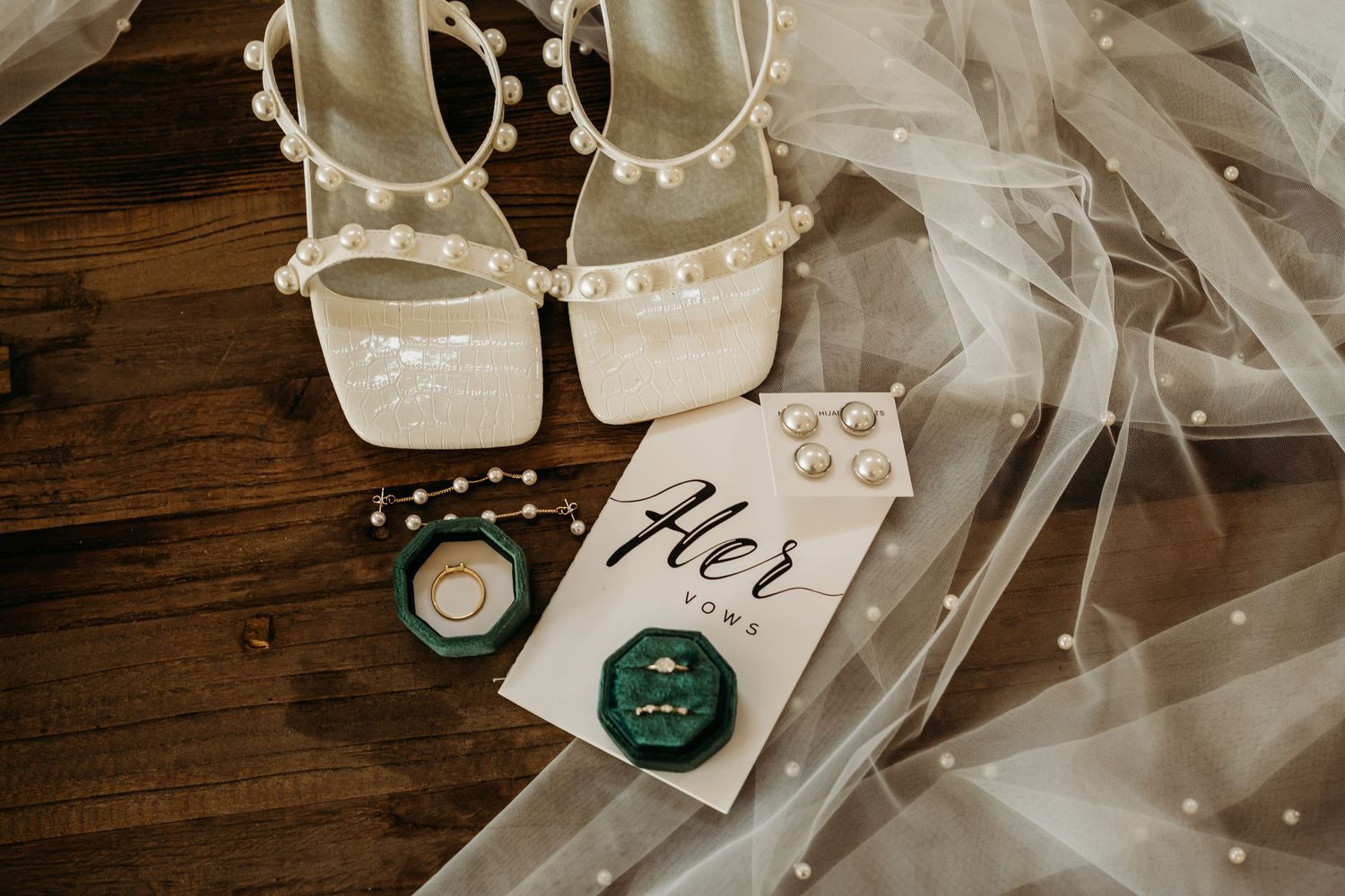 Detailed wedding photography in Missouri and Arkansas