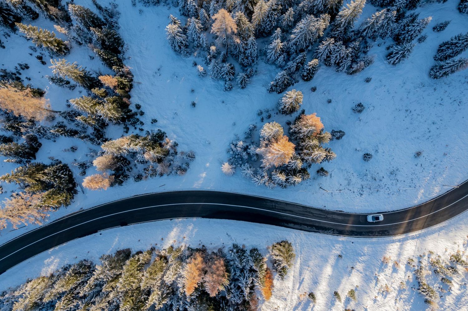 Luftaufnahme einer verschneiten Straße