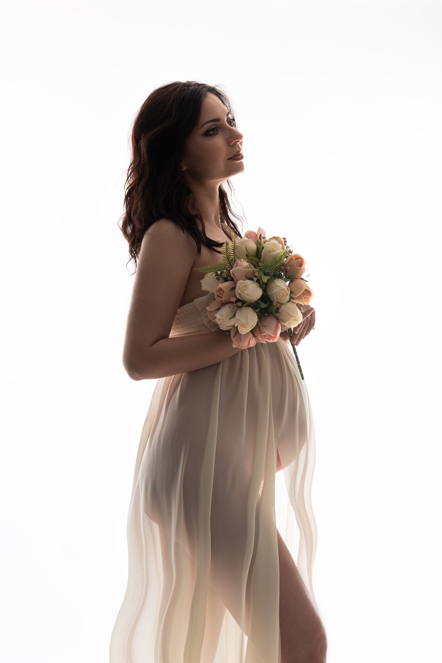 donna-garvidanza-vestito-fiori-controluce