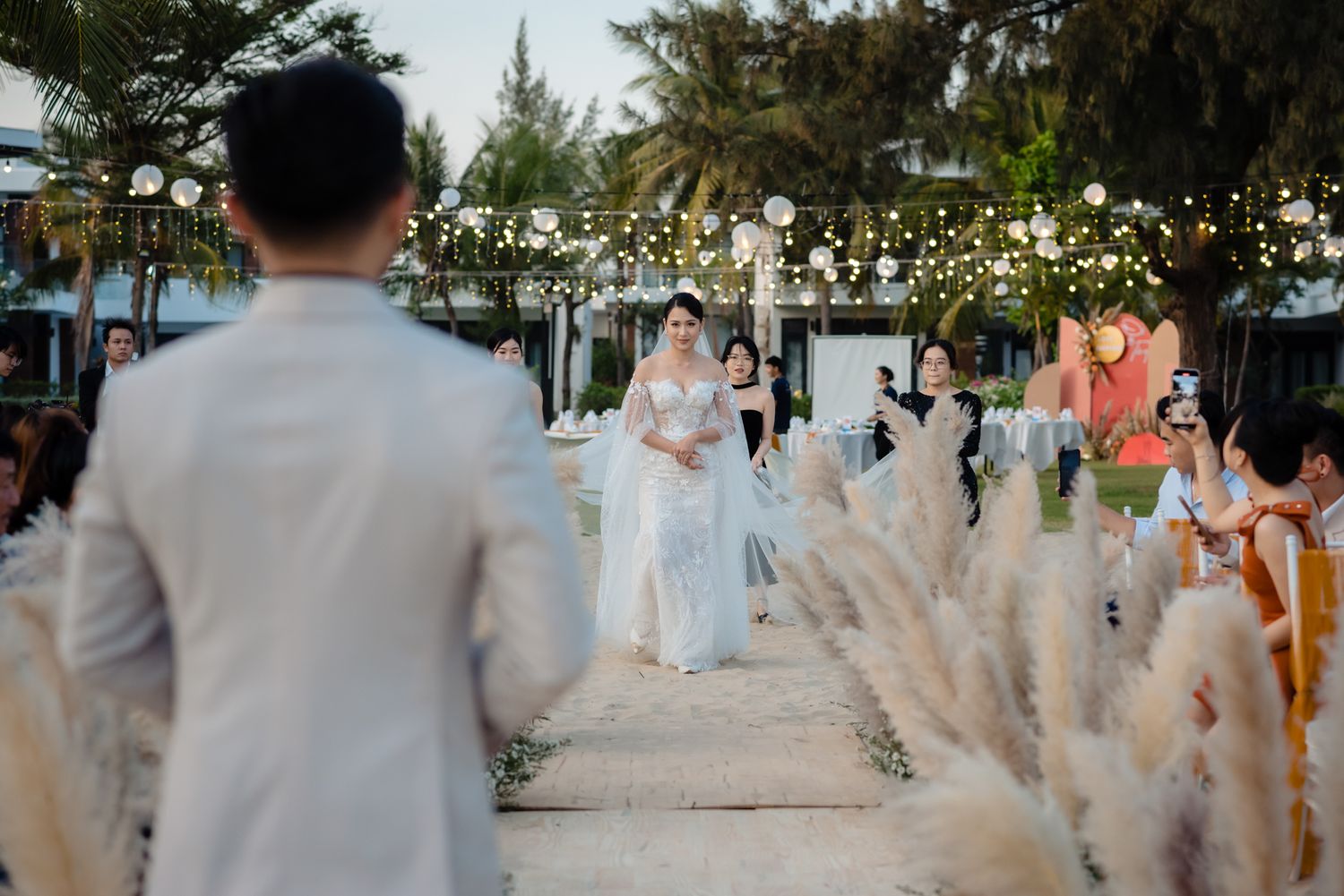 Emotional cinematic photography by Che Hoang Huy for Symphony by H Studio weddings.