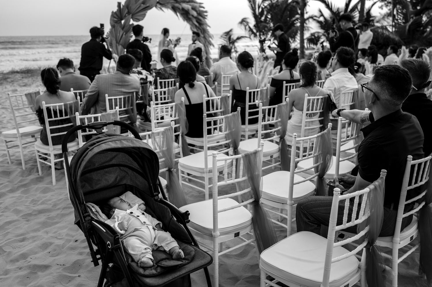 Emotional cinematic photography by Che Hoang Huy for Symphony by H Studio weddings.