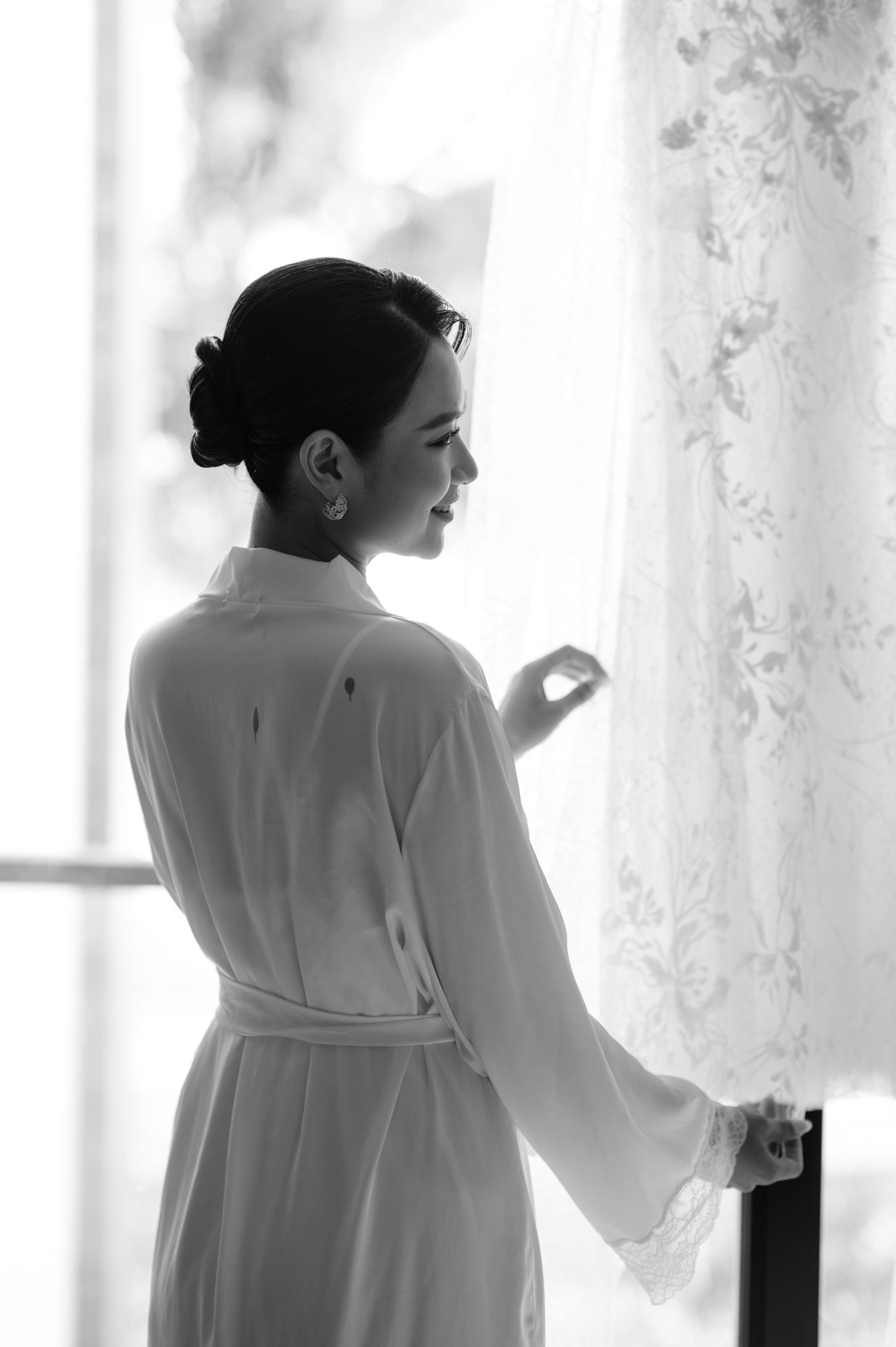 Emotional cinematic photography by Che Hoang Huy for Symphony by H Studio weddings.