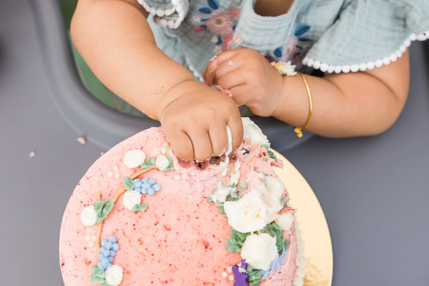 Photographer captures cake smash in Seattle