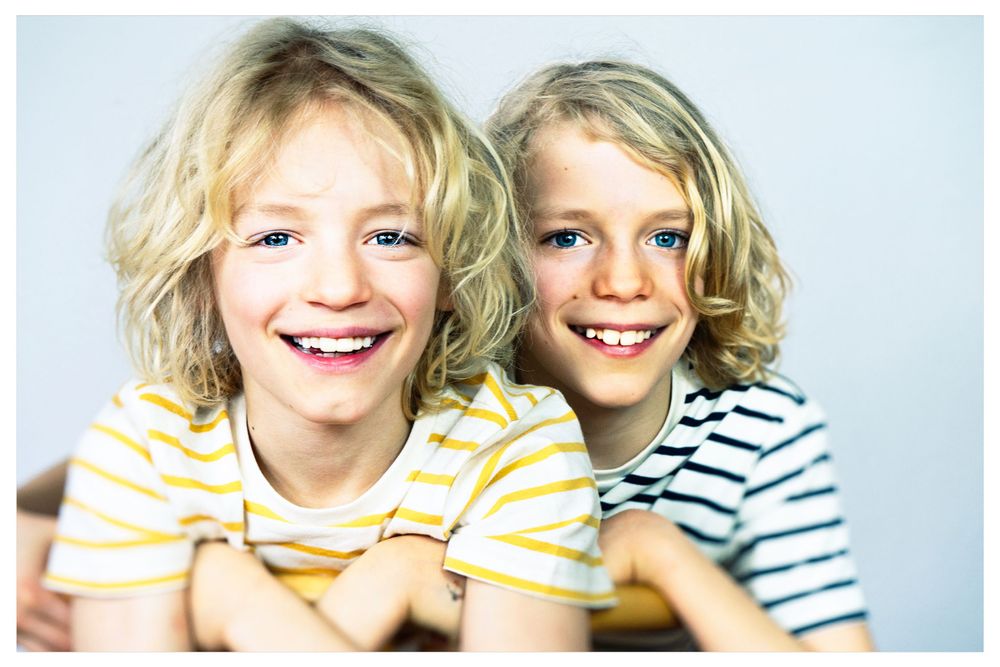 Kinder in ihrem Element: spielen, lachen, kleine Details – Hände, Blickkontakt, ungestellt.
Einzel‐, Geschwisteraufnahmen.