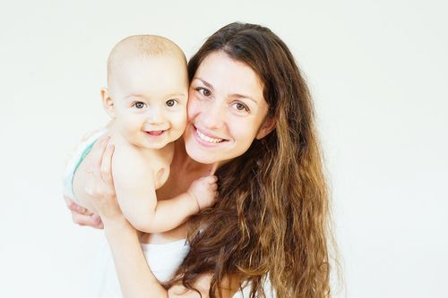 Inniger Moment zwischen Mutter, Vater und Baby – liebevolles Familienfoto von Andrea Fotografie | klickundgluecksfotos.de