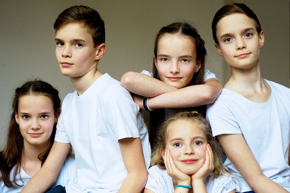 Familienporträt mit Geschwisterkindern – emotionale Fotografie, die Nähe und Freude zeigt | klickundgluecksfotos.de