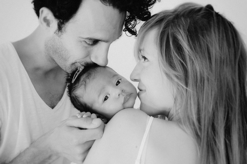 Inniger Moment zwischen Mutter, Vater und Baby – liebevolles Familienfoto von Andrea Fotografie | klickundgluecksfotos.de