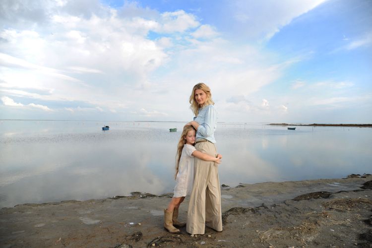 Mutter hält ihre Tochter an der Hand – natürliche Mutter-Tochter-Fotografie von Andrea Fotografie, Frankfurt | klickundgluecksfotos.de