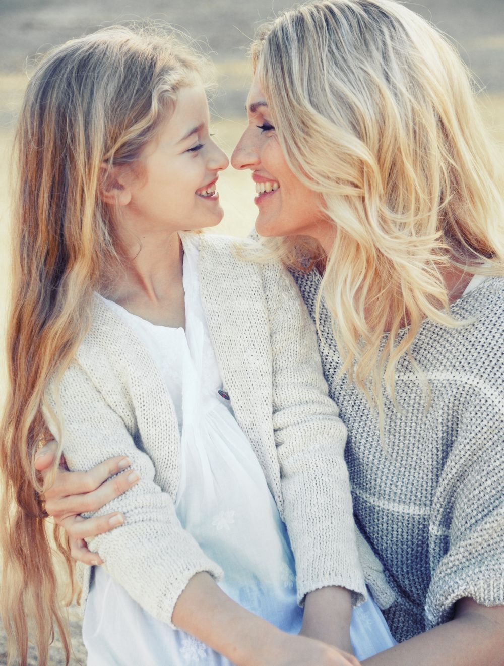 Inniger Moment zwischen Mutter und Kind – natürliche, emotionale Familienfotografie von Andrea Fotografie, Frankfurt | klickundgluecksfotos.