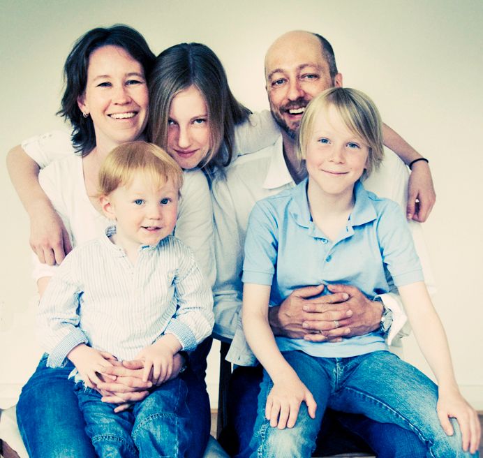 Lachende Kinder mit ihren Eltern – lebendige Familienfotografie von Andrea Fotografie, Frankfurt | klickundgluecksfotos.de