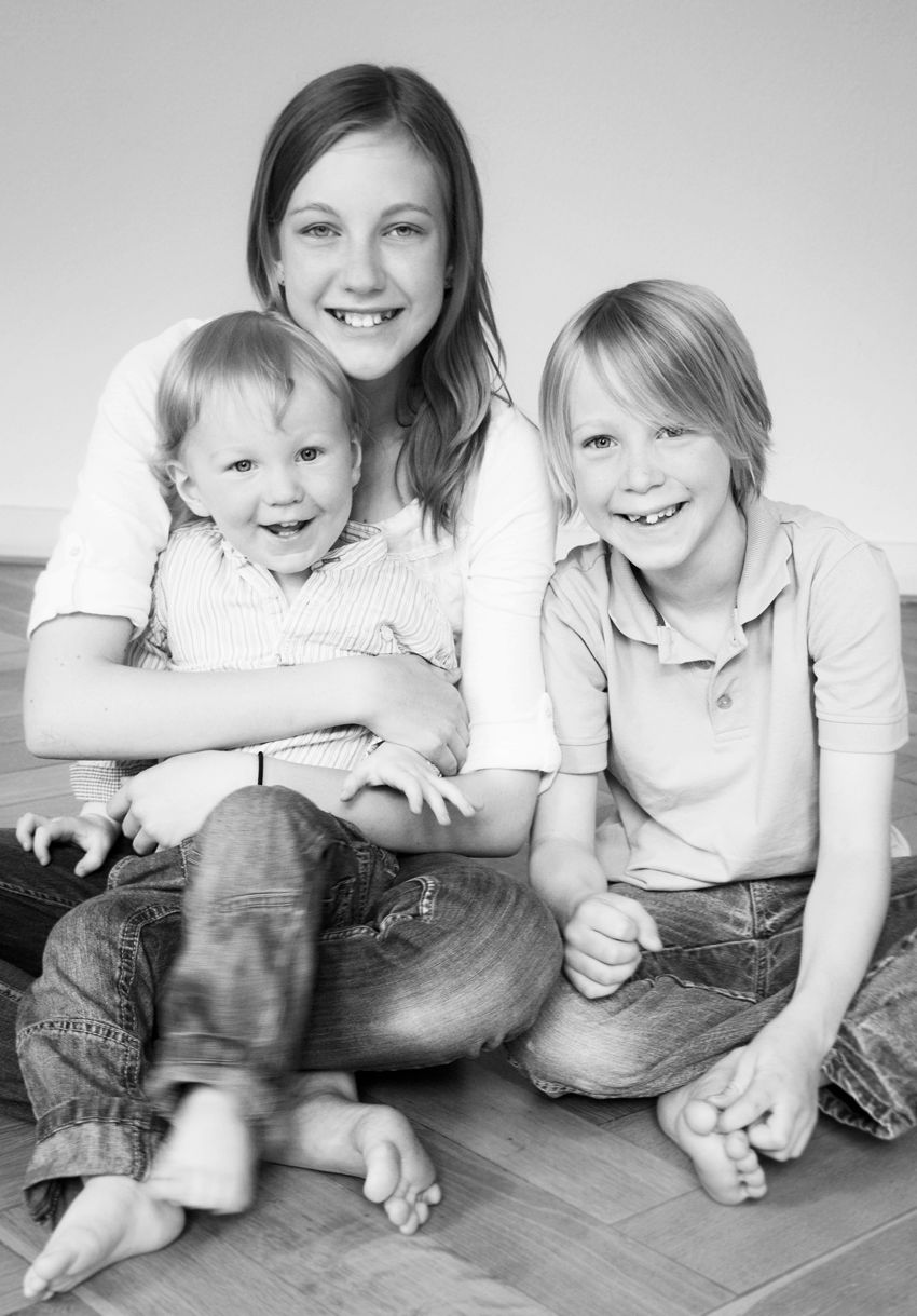 Familienporträt mit Geschwisterkindern – emotionale Fotografie, die Nähe und Freude zeigt | klickundgluecksfotos.de