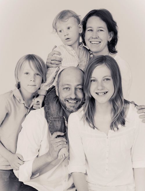 Familienporträt mit Geschwisterkindern – emotionale Fotografie, die Nähe und Freude zeigt | klickundgluecksfotos.de