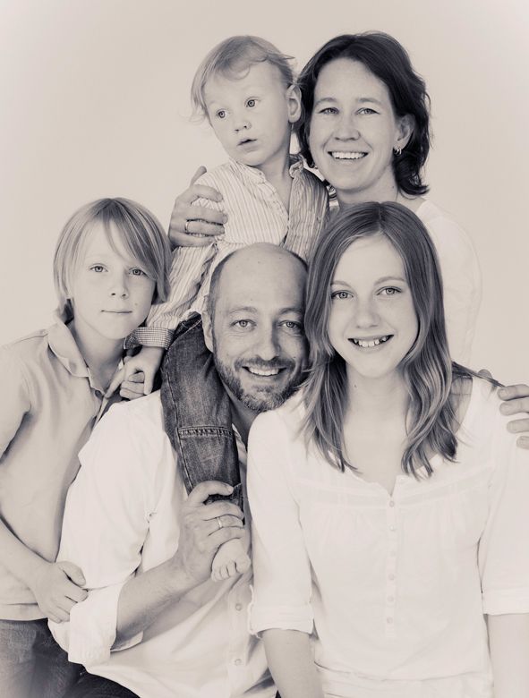 Familienporträt mit Geschwisterkindern – emotionale Fotografie, die Nähe und Freude zeigt | klickundgluecksfotos.de