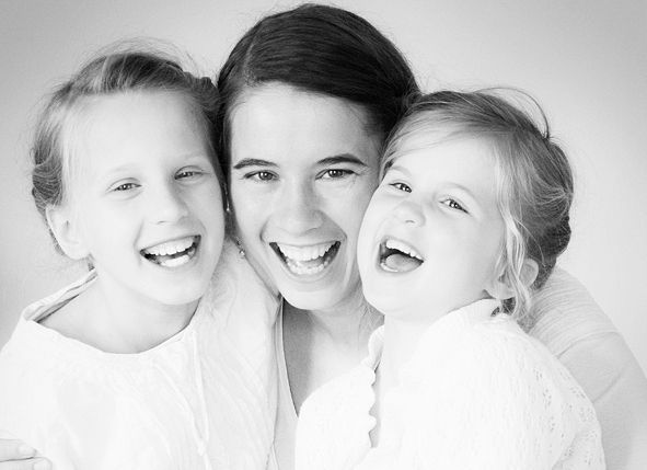 Inniger Moment zwischen Mutter und Töchtern – natürliche Familienfotografie von Andrea Fotografie, Frankfurt | klickundgluecksfotos.
