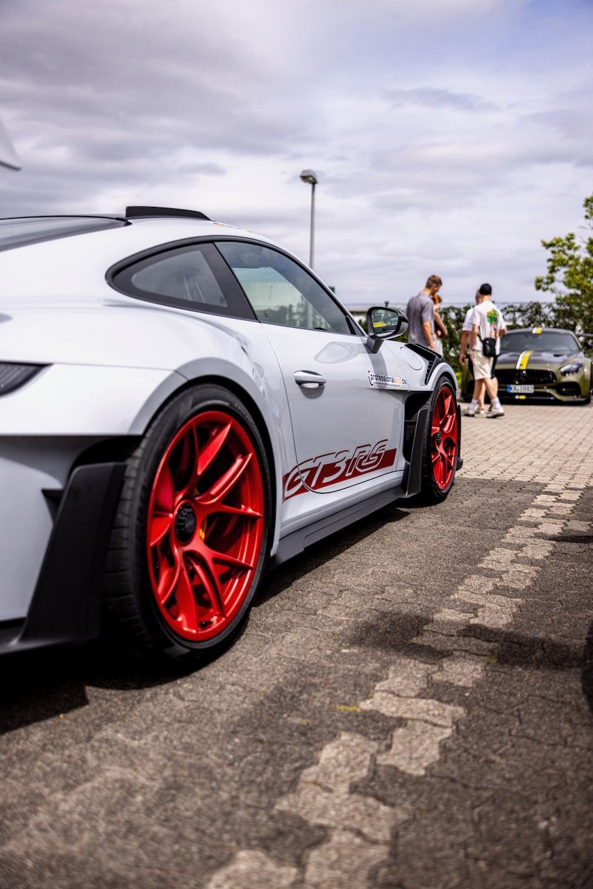 Ein weißer Porsche GT3 RS ist geparkt