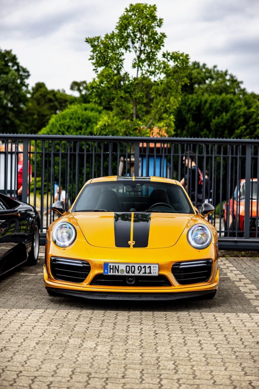 Ein goldener Porsche Turbo S Exklusive Series geparkt auf einem Parkplatz