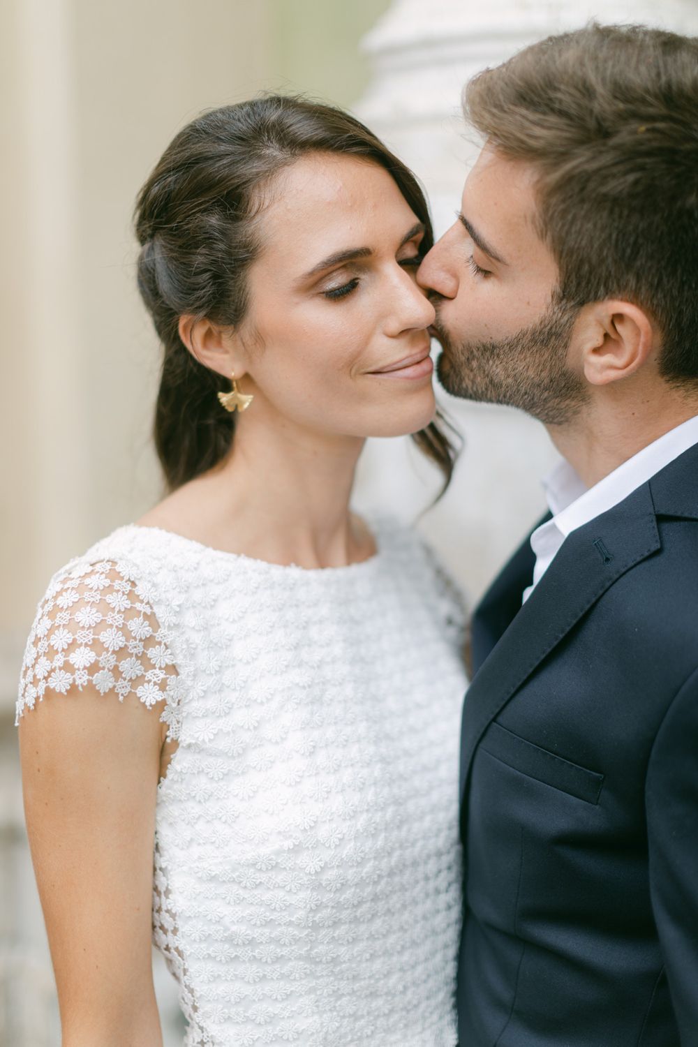 Portrait intime de mariage d’un couple partageant un moment tendre en tenue de soirée.