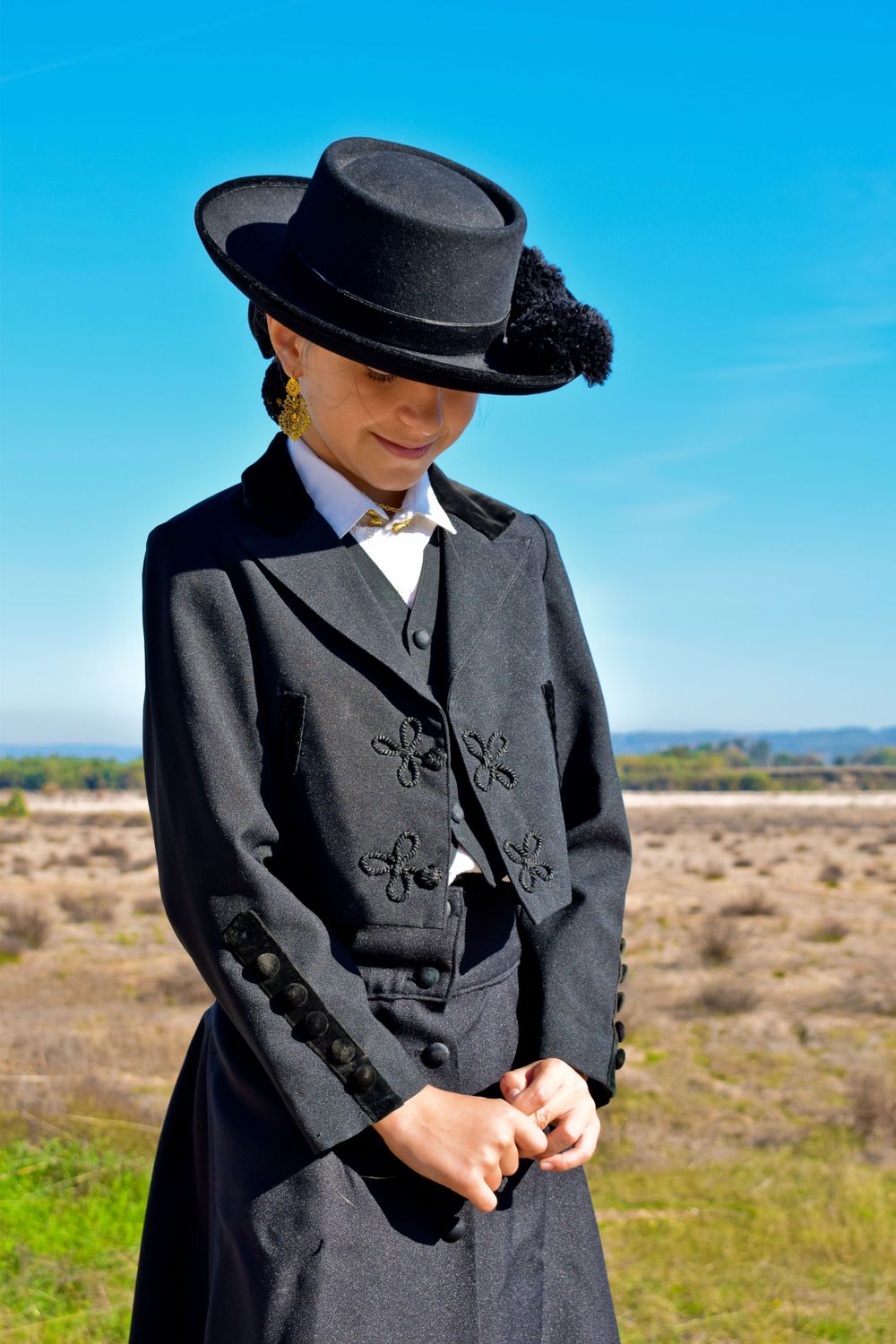 Menina com o seu traje à portuguesa, em sessão fotográfica no exterior, à beira rio Tejo, durante a feira do cavalo 2022