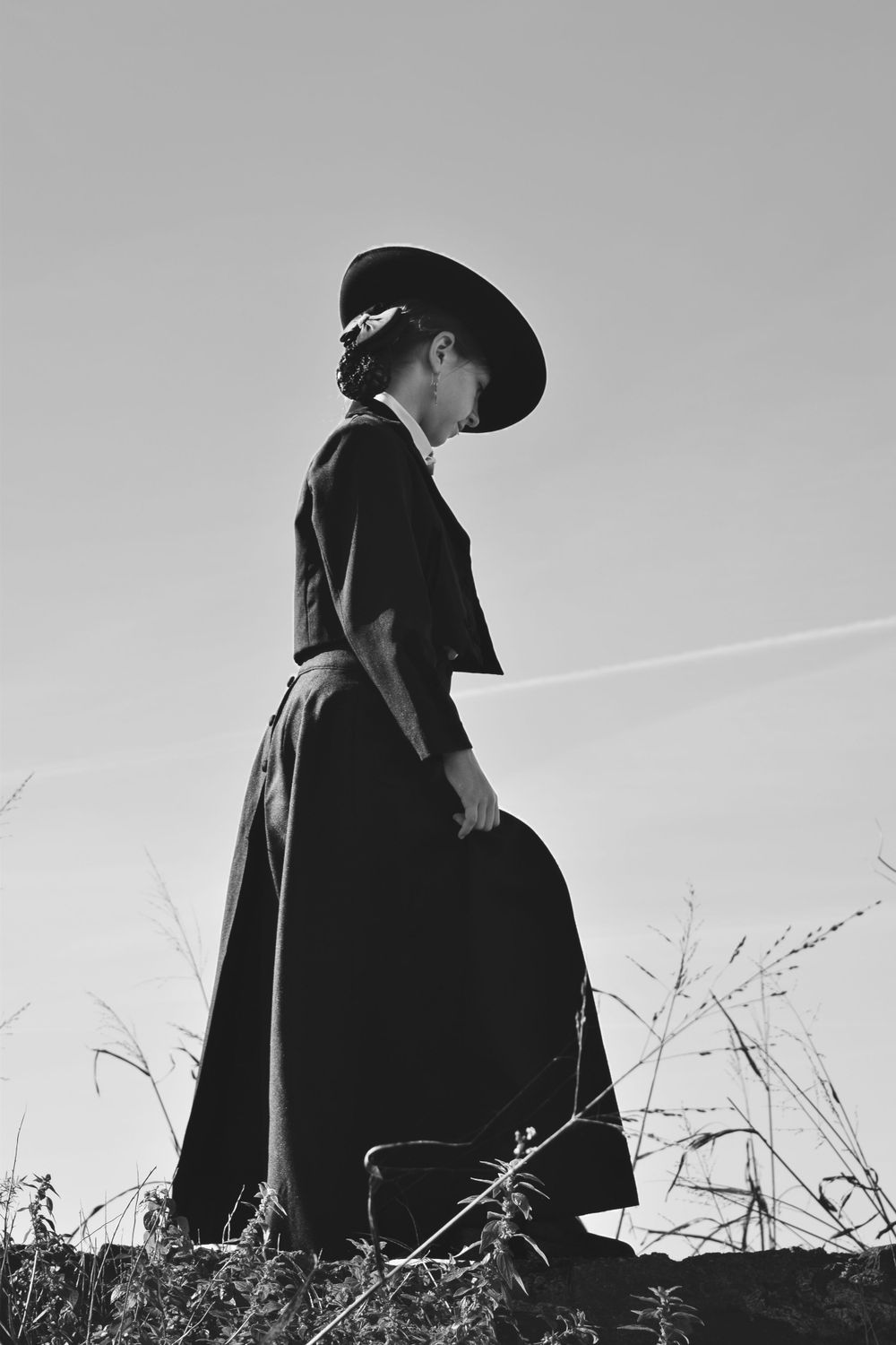 Menina com o seu traje à portuguesa, em sessão fotográfica no exterior, à beira rio Tejo, durante a feira do cavalo 2022