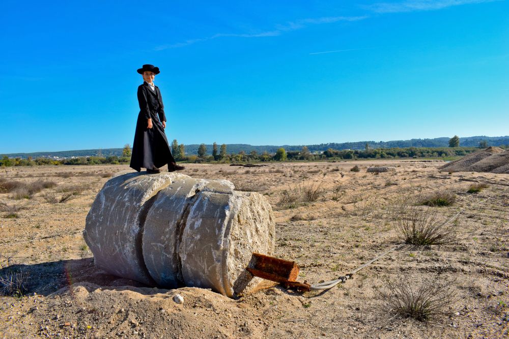 Menina com o seu traje à portuguesa, em sessão fotográfica no exterior, à beira rio Tejo, durante a feira do cavalo 2022