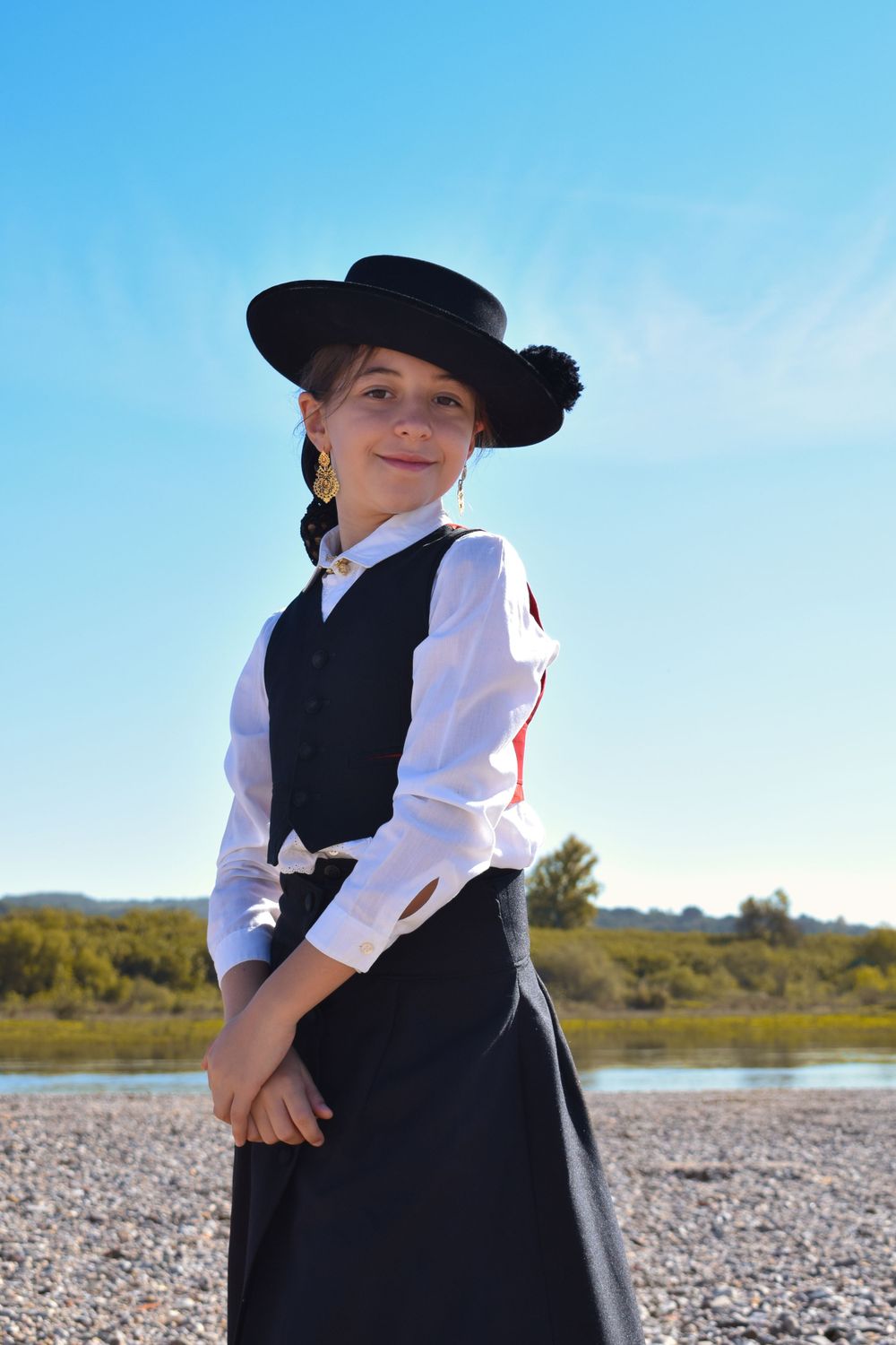 Menina com o seu traje à portuguesa, em sessão fotográfica no exterior, à beira rio Tejo, durante a feira do cavalo 2022