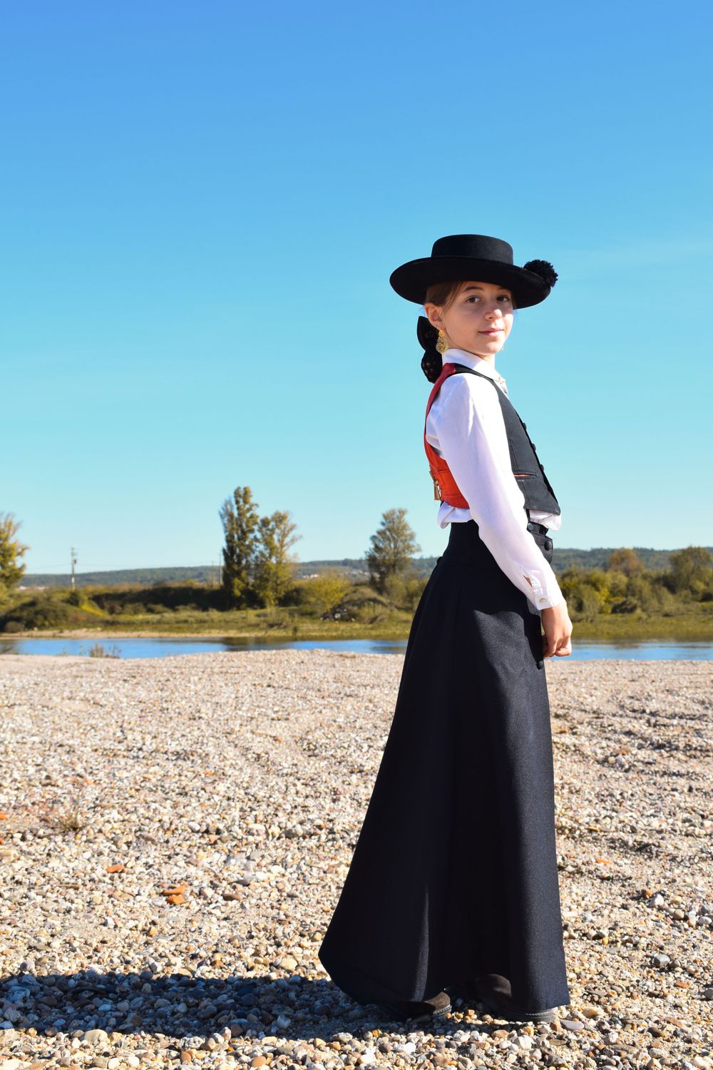 Menina com o seu traje à portuguesa, em sessão fotográfica no exterior, à beira rio Tejo, durante a feira do cavalo 2022